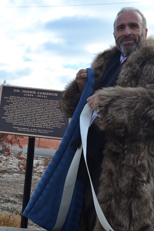 Mayor Len Desiderio as he unveils the plaque.